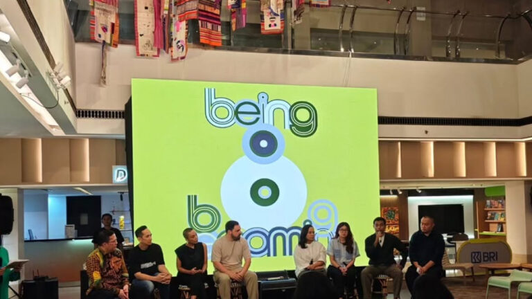 Jajaran kurator, seniman, dan penyelenggara ICAD 16 memberikan keterangan saat konferensi pers pameran "Being: Becoming" di Grandkemang Hotel Jakarta, Kamis (8/10/2026). (Dok. Instagram/@icadartura)