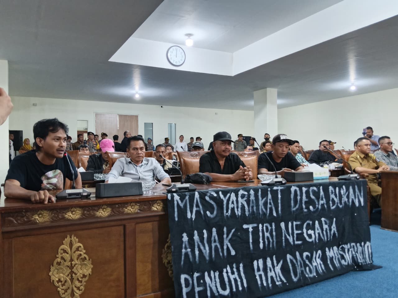 Krisis BBM dan Listrik Picu Aksi Demonstrasi Warga Batu Ampar Geruduk Kantor DPRD Kubu Raya