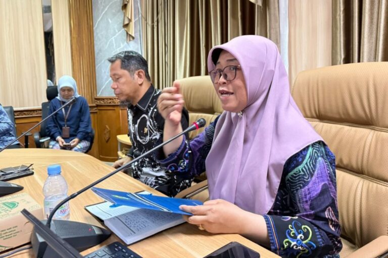 "DPMPD Kaltim perkuat 27 komunitas adat lewat program RBP REDD+ GCF senilai Rp73,24 miliar demi raih pengakuan MHA dan tekan emisi gas rumah kaca sektor hutan."