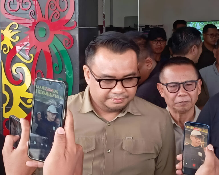 "Bupati Kukar Aulia Rahman Basri tegaskan wacana Erau di IKN bukan pemindahan Erau Adat Kutai; tradisi utama Kesultanan tetap digelar di Tenggarong."