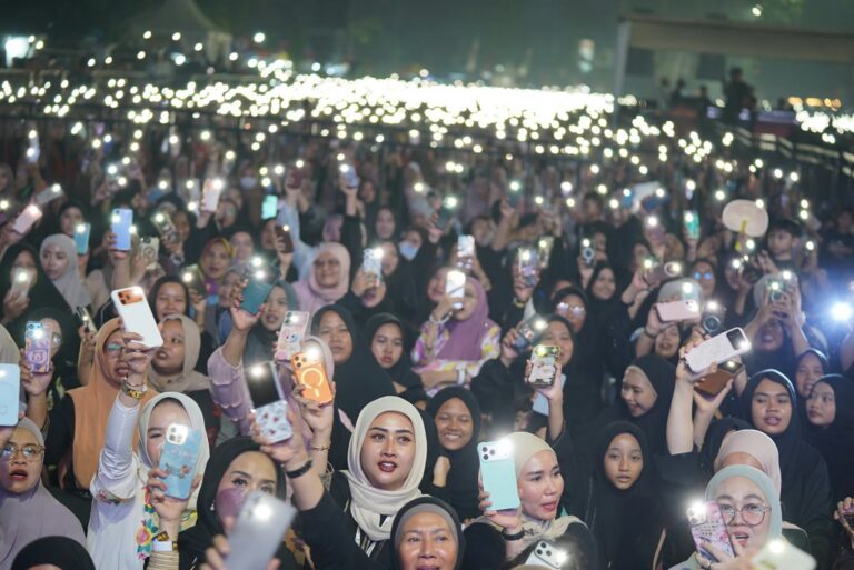 Ribuan jamaah menyalakan lampu ponsel saat menghadiri acara Maulid Akbar dan HUT Kota Pontianak.