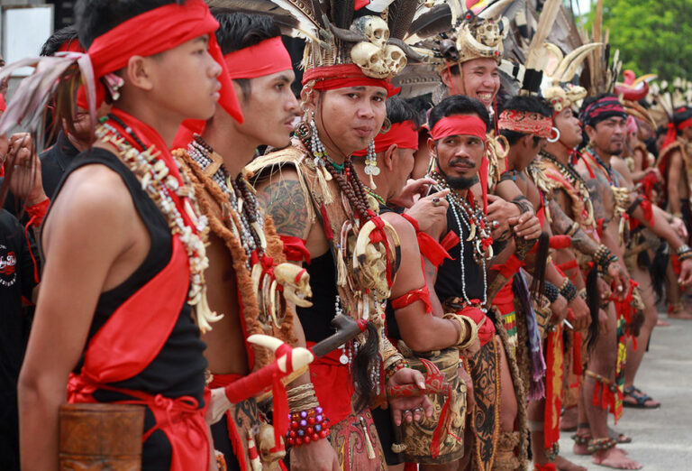 "Mengintip jejak leluhur lewat enam rahasia kearifan suku Dayak Kalimantan Barat, dari rumah radakng, tembawang, hingga seni melodi sape."
