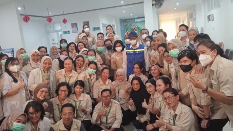 Menkes Budi Gunadi Sadikin foto bersama nakes dan staf puskesmas di Palangka Raya.