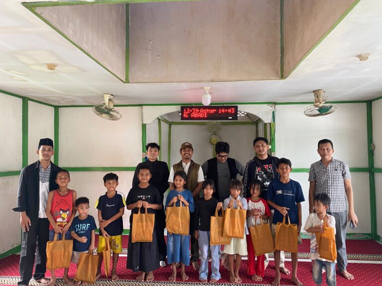 "Muhammadiyah Kubu Raya bersama Polres bagikan bantuan alat tulis kepada anak kurang mampu di Desa Limbung, Sungai Raya, dorong akses pendidikan dasar."
