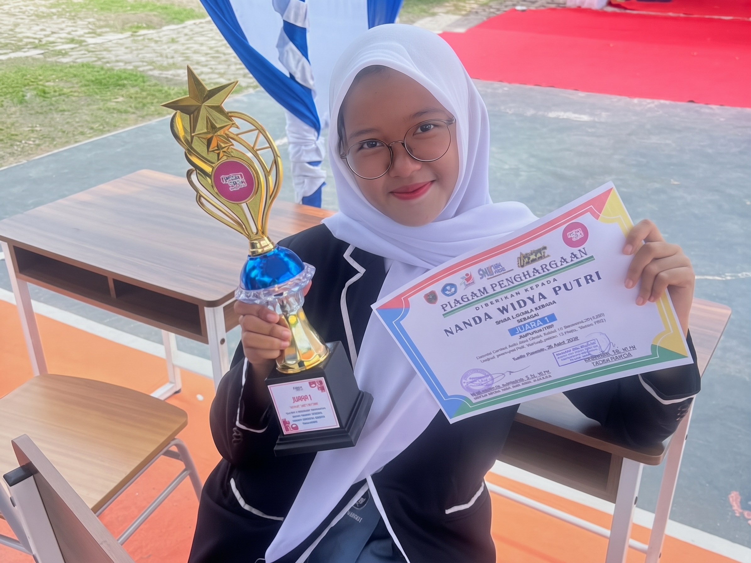 Angkat Budaya Dayak, Siswi SMAN 2 Kuala Kapuas Sabet Juara 3 Lomba Jurnalistik FLS3N Nasional