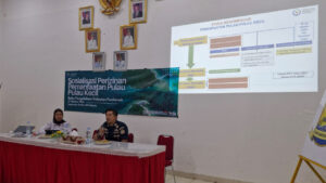 Narasumber menyampaikan pemaparan materi perizinan dan pengawasan pemanfaatan pulau kecil di depan layar presentasi. (Dok. HO/Nusantara Post)