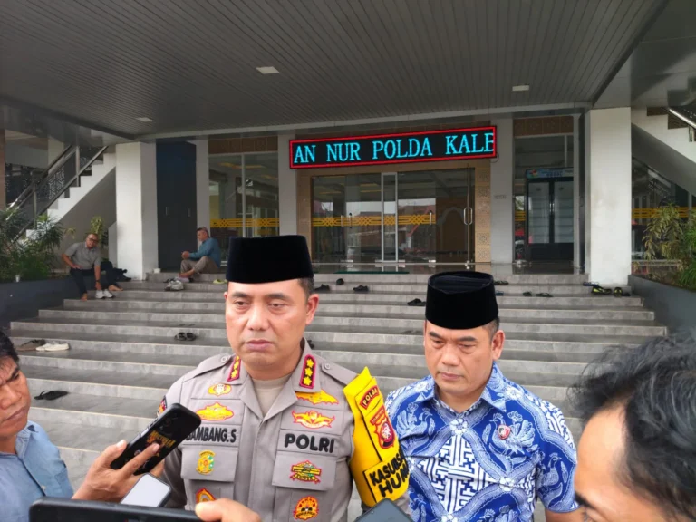 "Polda Kalbar benarkan OTT Direktur Perumdam Bengkayang dan oknum auditor BPK Kalbar; polisi sita uang tunai Rp400 juta dalam kantong plastik dan periksa saksi."