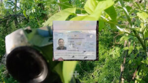 Halaman data paspor Indonesia dengan lubang bekas peluru dalam video pasukan sukarelawan Belarusia di Ukraina. (Dok. Instagram/@belarusiancorps)