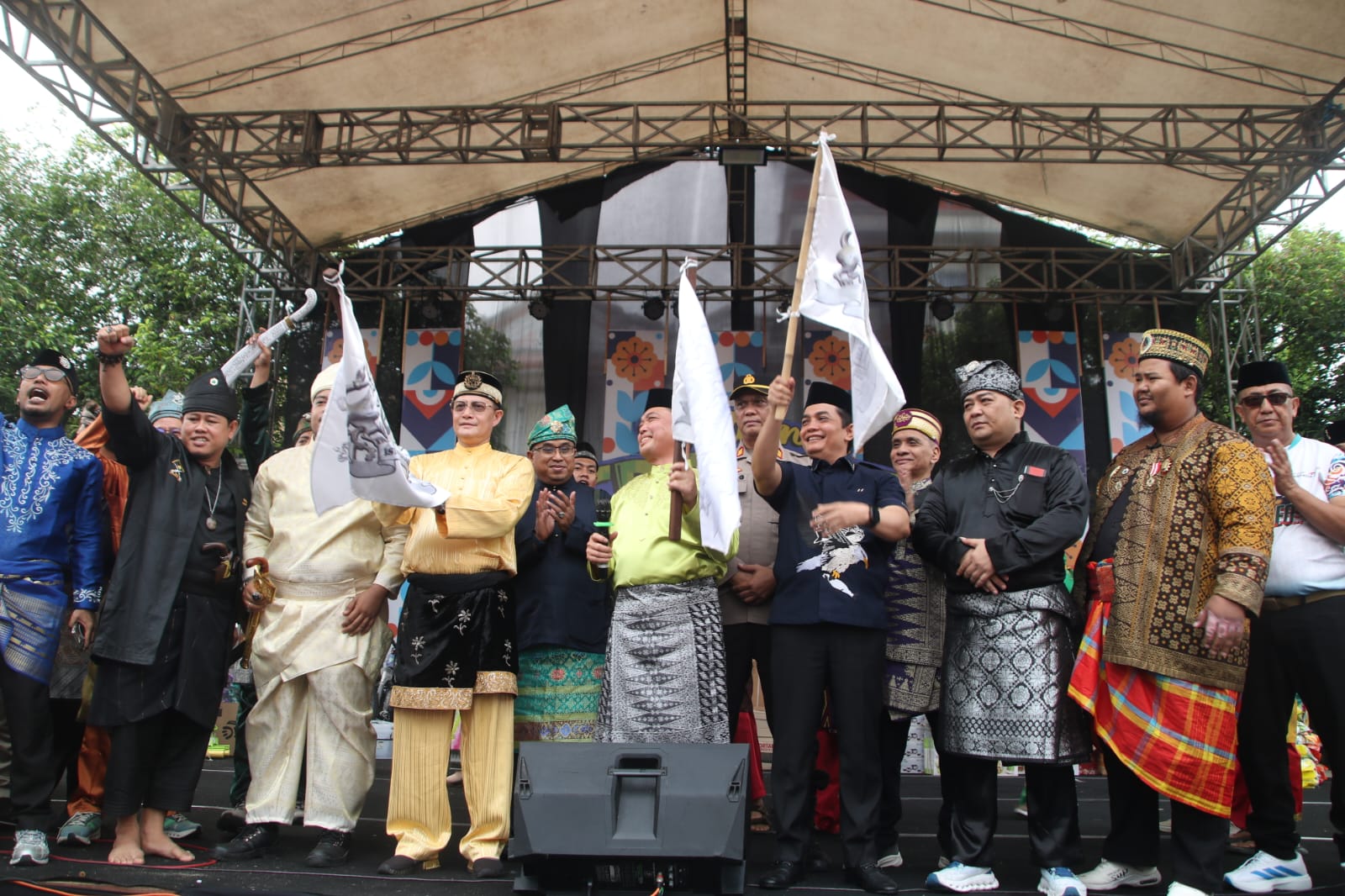 Pawai Melayu Borneo dan Pontianak Creative Festival Resmi Dibuka di Jalan Diponegoro