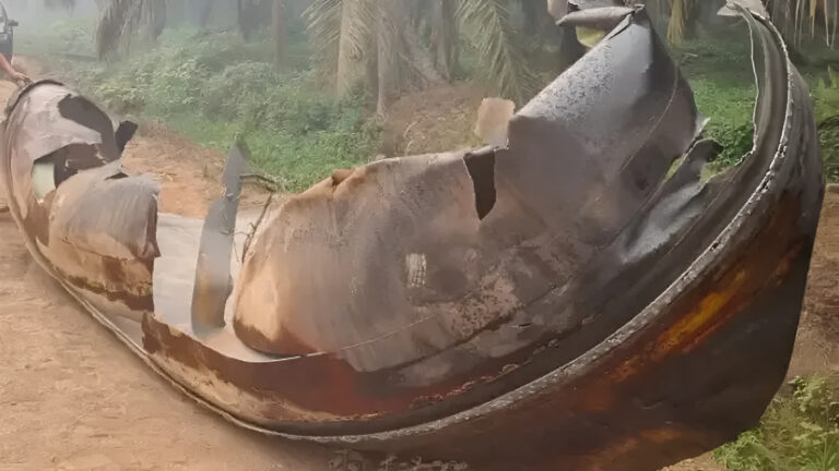 "Logam misterius di kebun sawit Sampit Kalteng diduga sampah roket ZhuQue-2E asal China, BRIN ungkap kecocokan data orbit dan suara gemuruh warga."