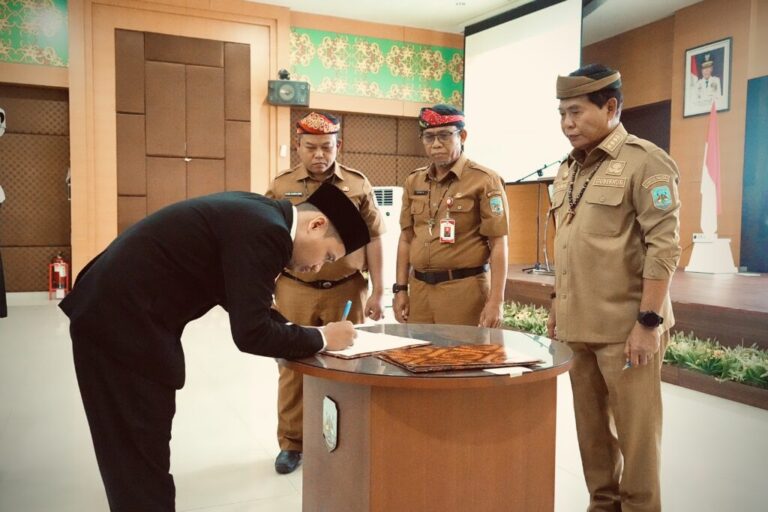 Suasana pelantikan dan penandatanganan naskah oleh anggota Dewan Pengawas RSUD dr. H. Jusuf SK yang disaksikan langsung oleh Gubernur Kaltara Zainal A. Paliwang.