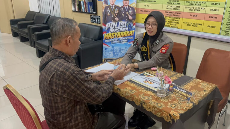 Petugas SPKT Polda Kalbar melayani masyarakat di meja pelayanan publik dengan ramah. (Dok. HO/Nusantara Post)
