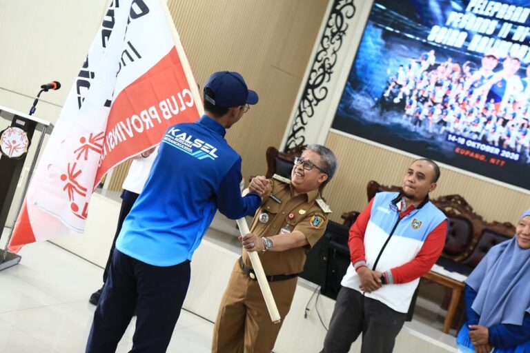 Peserta berjaket biru menghadiri acara pelepasan kontingen SOIna Kalsel, dengan layar besar dan empat pejabat di depan.