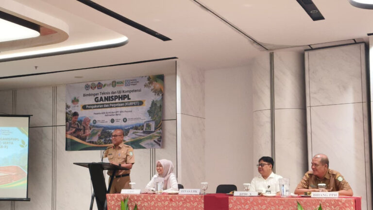 Kepala DLHK Kalbar Adi Yani menyampaikan sambutan pembukaan Bimbingan Teknis dan Uji Kompetensi GANISPH di Hotel Golden Tulip Pontianak. (Dok. HO/Nusantara Post)