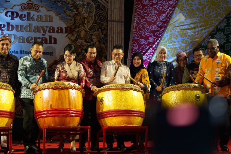Sejumlah pejabat memukul alat musik tambur di panggung pementasan budaya Singkawang.