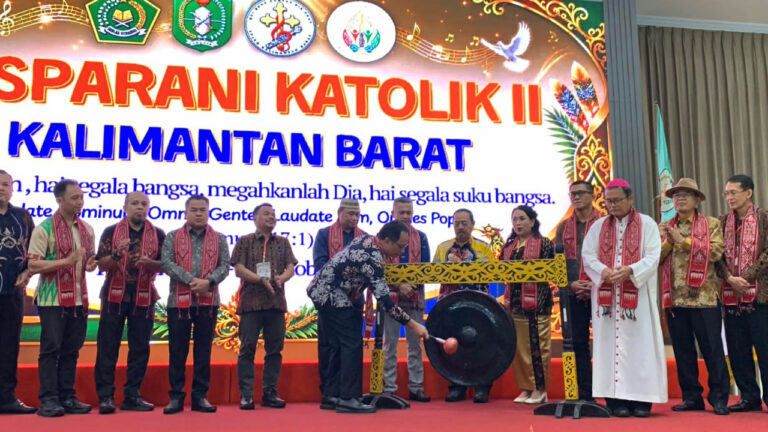 Pemukulan gong secara resmi menandai pembukaan Pesparani Katolik II Kalimantan Barat di Pontianak. (Dok. HO/Nusantara Post)