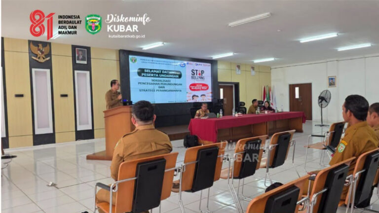 Kepala Dinas Pendidikan dan Kebudayaan Kutai Barat memberikan sambutan pada Sosialisasi Pencegahan Perundungan di Aula Disdikbud. (Dok. Facebook/ Pemkab Kutai Barat)
