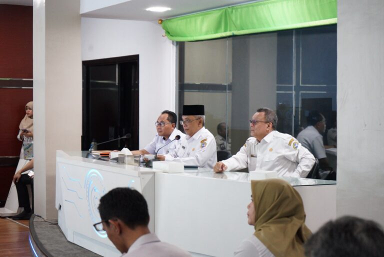 "Pemkot Pontianak menggelar harmonisasi Raperda PDRD bersama Kemendagri untuk atur Pajak Air Tanah, digitalisasi pemungutan, serta retribusi daerah."