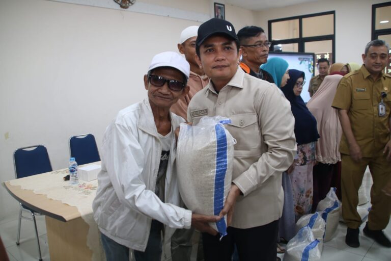 "Pemkot Pontianak mendistribusikan 1.220 kg beras cadangan pangan bagi warga Sungai Jawi Luar yang belum terdaftar penerima PKH dan BPNT."
