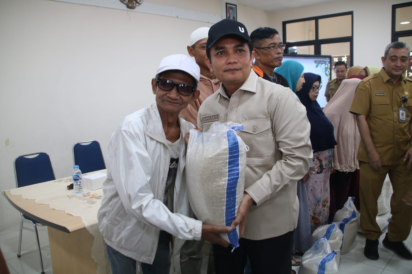Pemkot Pontianak Salurkan 1.220 Kg Beras Cadangan Pangan di Sungai Jawi Luar