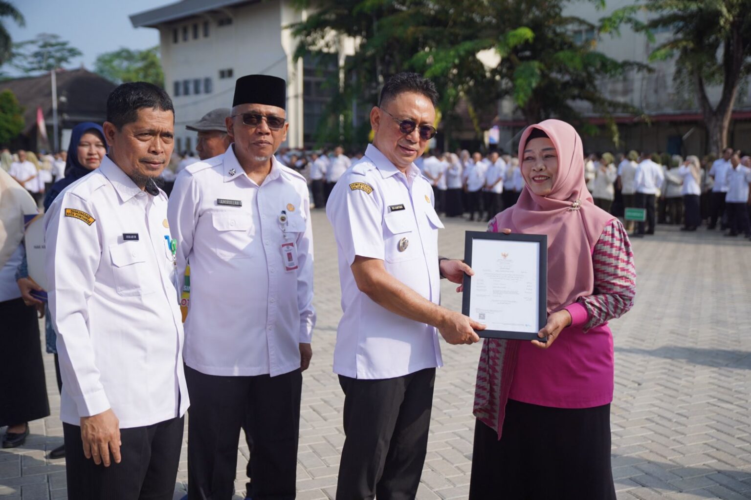 Pemkot Pontianak Serahkan Sertifikat Halal dan Bantuan Kemasan Kepada Puluhan UMKM