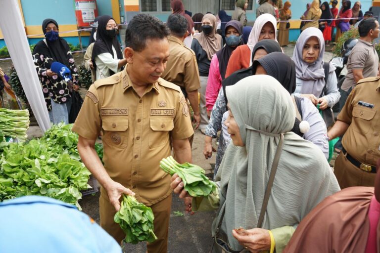 "Pemkot Pontianak menyiapkan 11.636 paket sembako bersubsidi melalui pasar murah di enam kecamatan guna menjaga keterjangkauan harga pangan masyarakat."