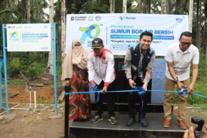 Prosesi pemotongan pita peresmian fasilitas sumur bor air bersih oleh Kepala Sucofindo Cabang Pontianak dan Ketua ABPEDNAS. (Dok. HO/Nusantara Post)