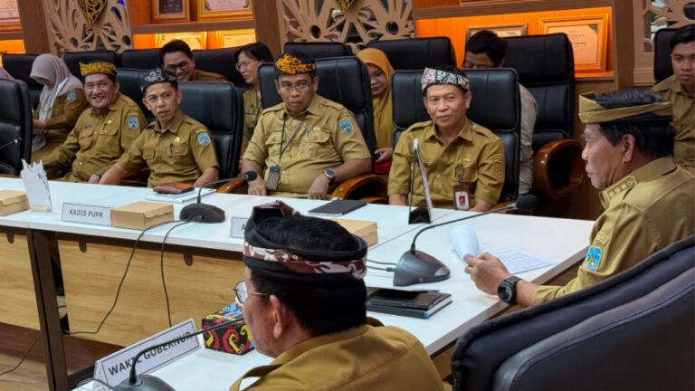 Gubernur Kaltara Zainal A Paliwang memimpin rapat penandatanganan NPHD hibah lahan bersama jajaran pejabat Pemprov Kaltara. (Dok. Facebook/@DKISP Kaltara)