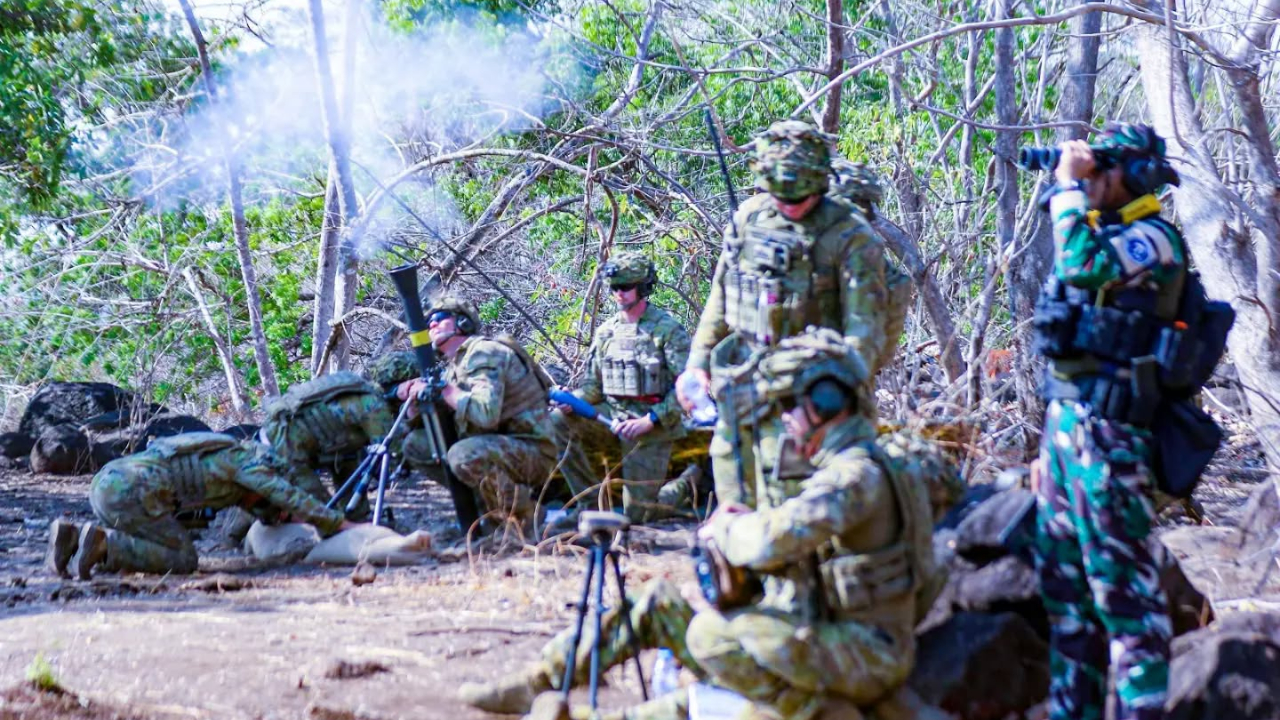 Uji Senjata Bantuan, Marinir Indonesia dan ADF Gempur Sasaran Mortir 81 MM di Keris Woomera 2026