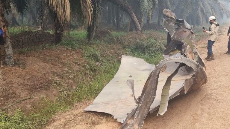 Puing logam misterius berukuran besar yang penyok tergeletak di tepi jalan kebun kelapa sawit PT Agro Bukit Kotim. (Dok. Puing logam misterius berukuran besar yang penyok tergeletak di tepi jalan kebun kelapa sawit PT Agro Bukit Kotim. (Dok. Facebook/Jonius Abertus)