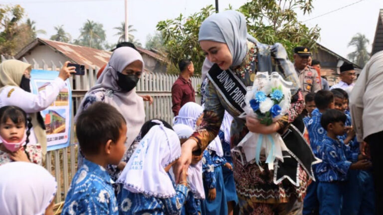 Bunda PAUD Kabupaten Tanah Laut Hj Dian Rahmat Trianto menyapa dan bersalaman dengan para murid TK Pertiwi Kurau. (Dok. Facebook/MC Kabupaten Tanah Laut)