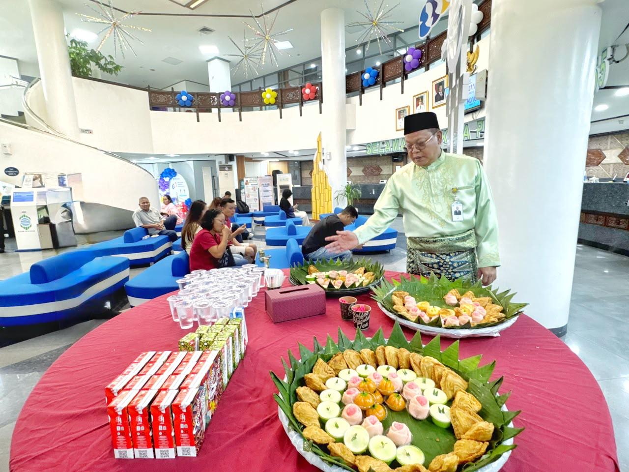 Bank Kalbar KCU Pontianak Sajikan Kuliner Tradisional dan Hiasi Kantor Sambut HUT ke-255 Pontianak