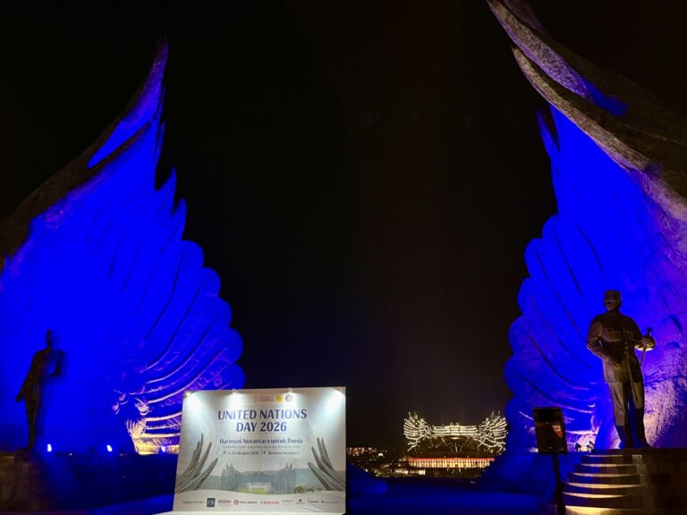 "Monas, Candi Borobudur, dan IKN diterangi cahaya biru kampanye UNBlue dalam memperingati Hari Lahir PBB ke-81 sebagai simbol perdamaian dunia."
