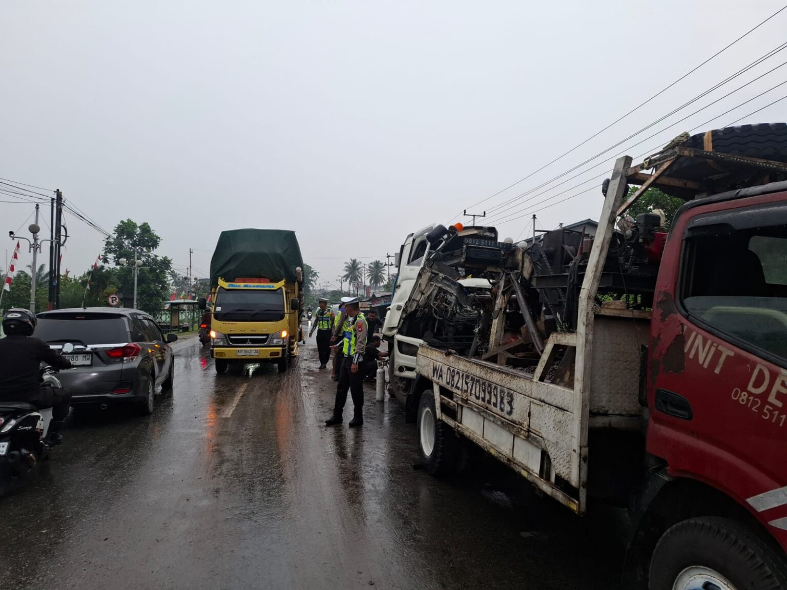 Truk Trailer Tabrak Kendaraan Parkir di Jalan Adisucipto Kubu Raya, Satu Pengemudi Dilarikan ke Rumah Sakit