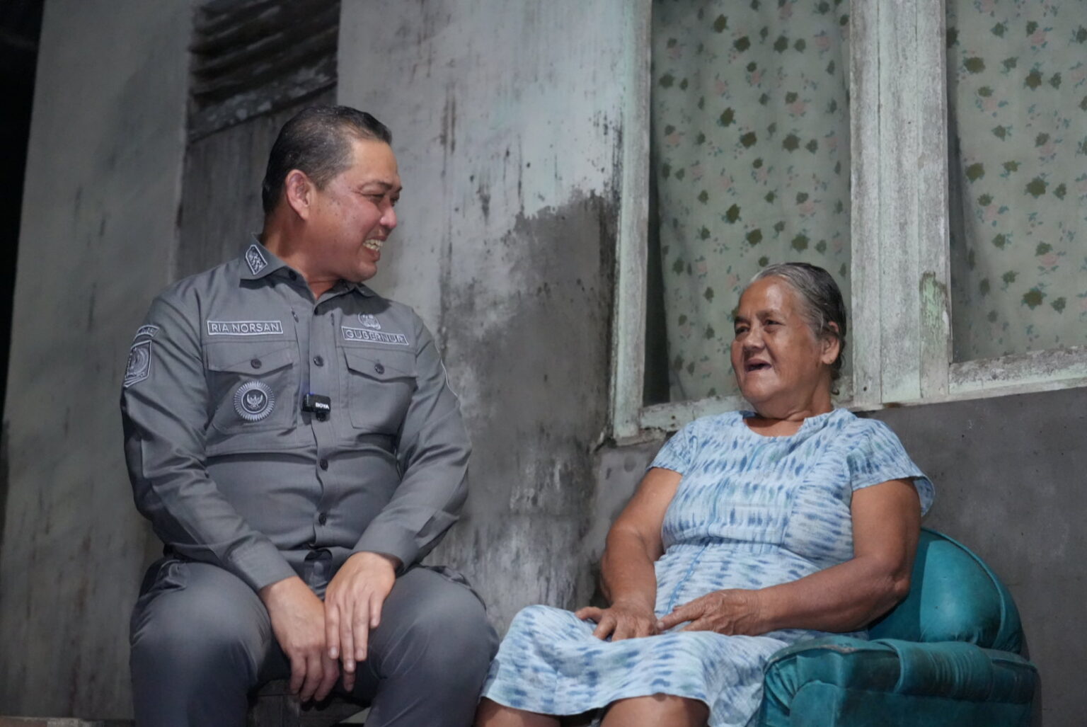 Gubernur Ria Norsan Menyambangi Rumah Warga Karimunting untuk Salurkan Tali Asih