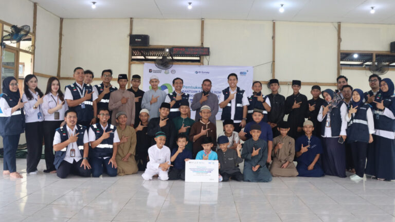 Jajaran manajemen PT Sucofindo Cabang Pontianak berfoto bersama pengurus dan para santri Pondok Pesantren Al-I’tishom Kubu Raya. (Dok. Sucofindo Pontianak)