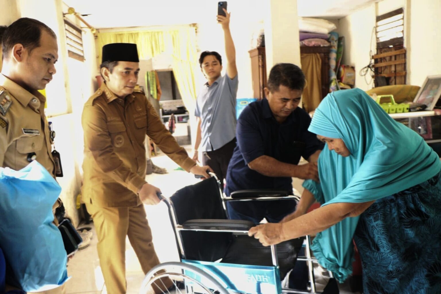 Pemkot Pontianak Serahkan Bantuan Alat Bantu bagi Warga Membutuhkan
