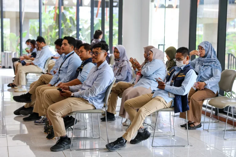 "OIKN menggelar aksi donor darah rutin tiga bulanan bagi pegawai untuk memperingati Hari Sumpah Pemuda dan Hari Kesehatan Nasional 2026."