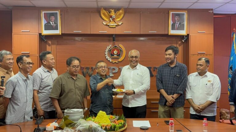 "PWI Pusat resmi luncurkan website pwi.or.id yang terintegrasi di 38 daerah; Ketua Umum Akhmad Munir dorong pengurus aktif kabarkan dinamika pers lokal."