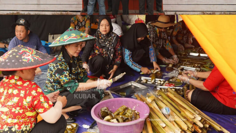 Ibu-ibu bergotong royong memotong dan menyajikan lemang pada perayaan Festival Lemang Muara Lawa. (Dok. Diskominfo Kutai Barat)