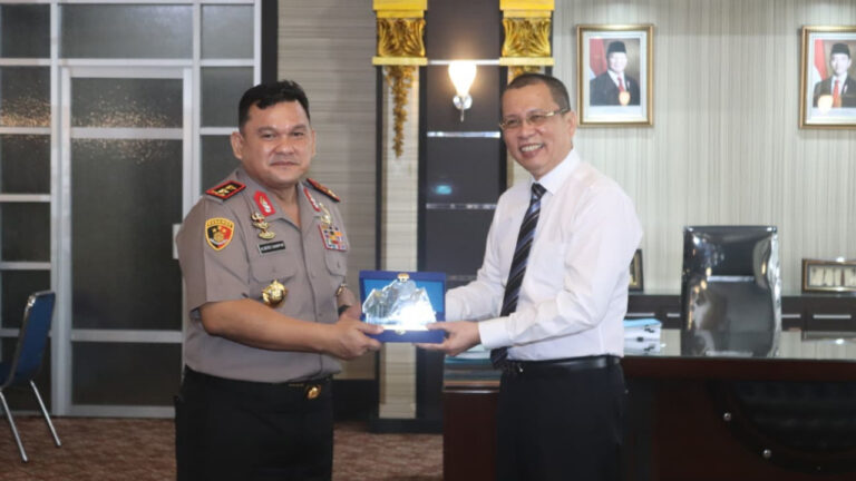 Penyerahan cenderamata simbolis saat pertemuan kemitraan antara Polda Kalbar dan Universitas Tanjungpura di Kampus Untan Pontianak. (Dok. HO/Nusantara Post)