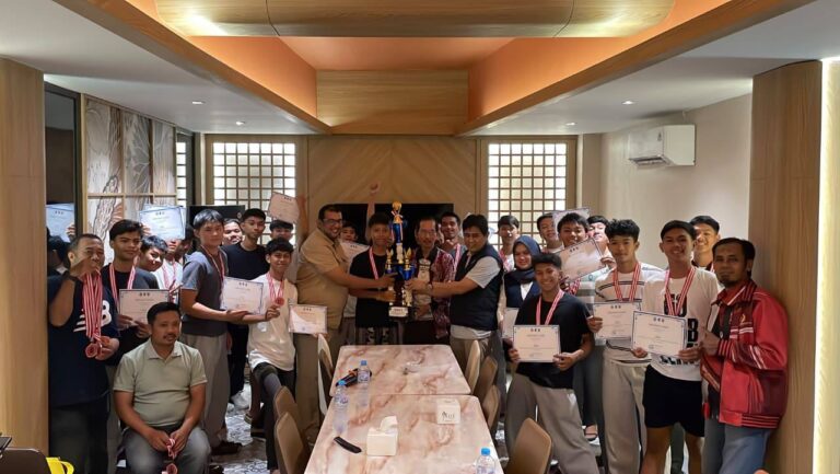 Manajemen, pemain, dan ofisial Peseban Banjarmasin U17 berpose bersama trofi dan sertifikat juara ketiga Piala Soeratin U17 Zona Kalsel 2026.