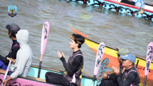 Para pendayung perahu tradisional berdoa bersama sebelum berlaga di Festival Sungai Kayan 2026. (Dok. HO/Nusantara Post)