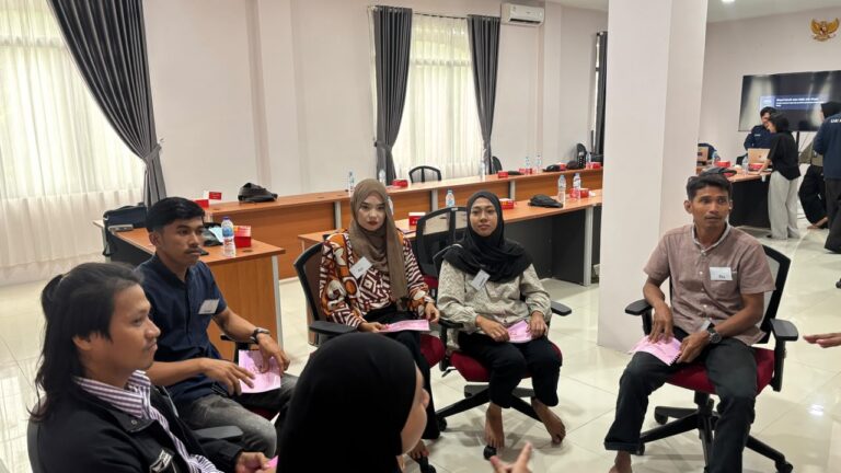 Peserta orang tua Tuli duduk melingkar menyimak materi pelatihan pengasuhan gawai di Pontianak.