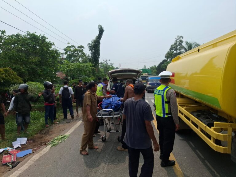 "Kecelakaan maut di Jalan Trans Kalimantan KM 22 Kubu Raya tewaskan remaja 16 tahun usai motor tabrak Hilux dan terpental ke jalur truk; polisi lacak sopir pikap."