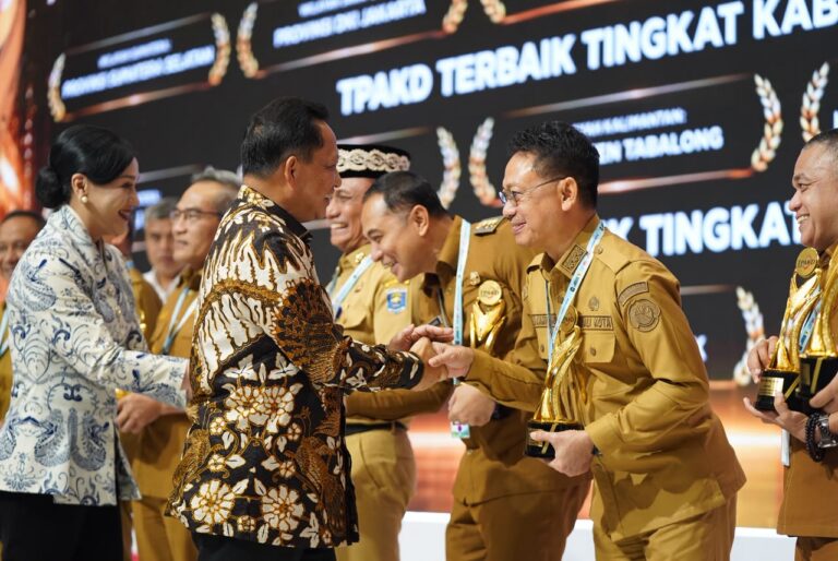 "Kota Pontianak meraih TPAKD Award 2026 kategori Terbaik Tingkat Kota Wilayah Kalimantan atas inovasi perluasan akses keuangan daerah."