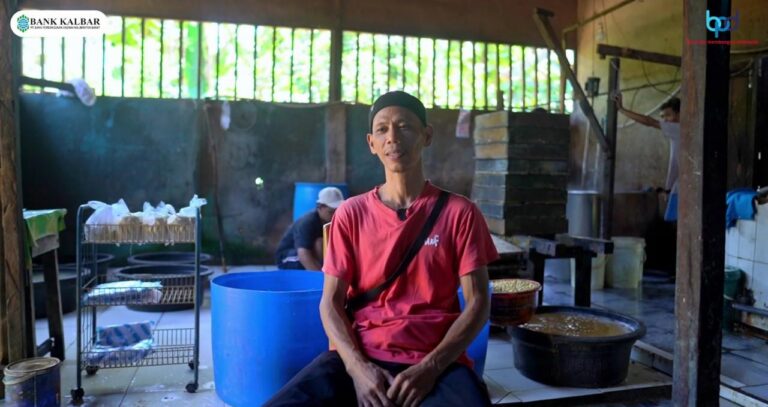 "Perajin tahu di Bengkayang sukses menaikkan produksi hingga 250 kg per hari lewat pembiayaan KUR Bank Kalbar, menjangkau pasar hingga Jagoi Babang."
