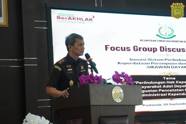 "Kejati Kalbar inisiasi program Sikawan Dayak guna menjamin hak keperdataan perempuan dan anak masyarakat adat; Kajati Emilwan Ridwan dorong pencatatan nikah resmi."