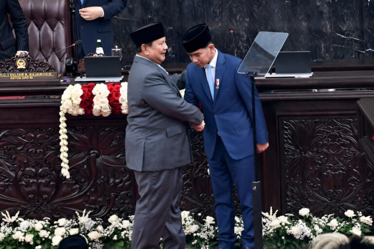 "Mahkamah Konstitusi putuskan tidak terima gugatan syarat pendidikan Wapres Gibran Rakabuming Raka; tegaskan tak bisa diskualifikasi usai dilantik."
