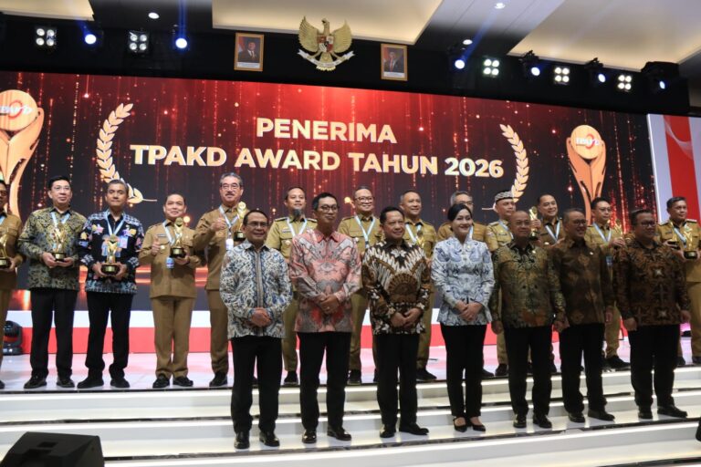 "Pemprov Kalbar meraih penghargaan TPAKD Award 2026 Terbaik se-Kalimantan atas keberhasilan memperluas akses keuangan formal dan pemberantasan rentenir."